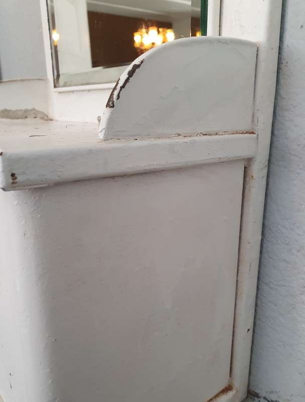 ANTIQUE 2 DOOR METAL BATHROOM CABINET WITH BEVELLED MIRROR. WALL MOUNT.