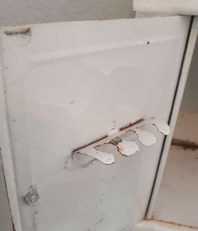 ANTIQUE 2 DOOR METAL BATHROOM CABINET WITH BEVELLED MIRROR. WALL MOUNT.