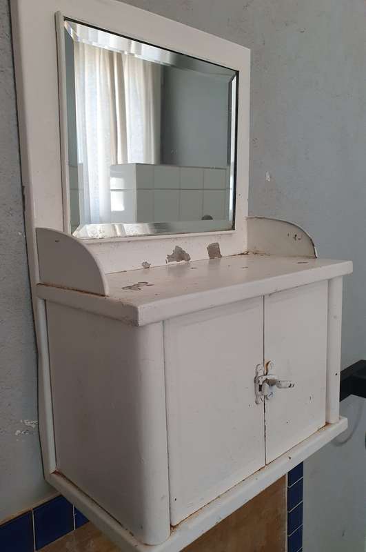 ANTIQUE 2 DOOR METAL BATHROOM CABINET WITH BEVELLED MIRROR. WALL MOUNT.