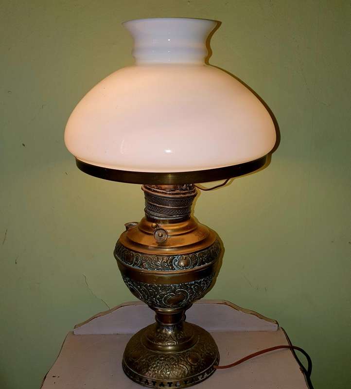 ANTIQUE 1890s NEW JUNO NO 2 BRASS KEROSENE LAMP ELECTRIFIED . WORKING. 50CM HIGH.