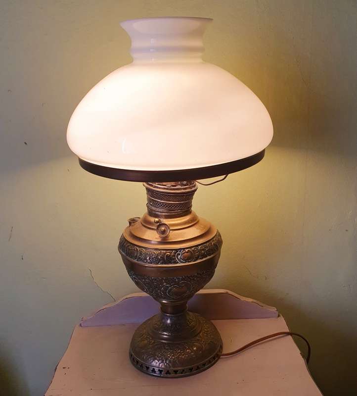 ANTIQUE 1890s NEW JUNO NO 2 BRASS KEROSENE LAMP ELECTRIFIED . WORKING. 50CM HIGH.