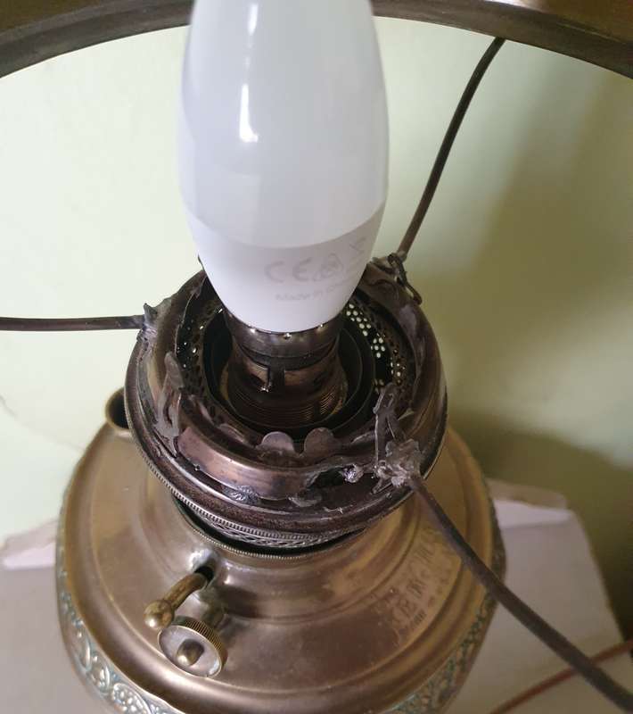 ANTIQUE 1890s NEW JUNO NO 2 BRASS KEROSENE LAMP ELECTRIFIED . WORKING. 50CM HIGH.