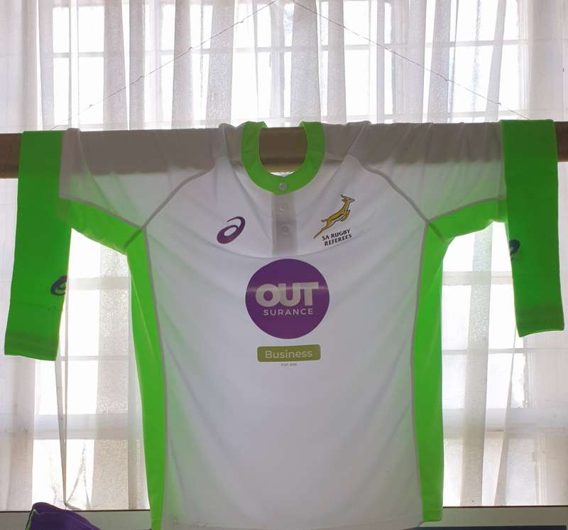 OFFICIAL S.A.RUGBY REFEREES SHIRT ( XL ) PLUS PAIR OF SOCKS . AS NEW. ASICS.