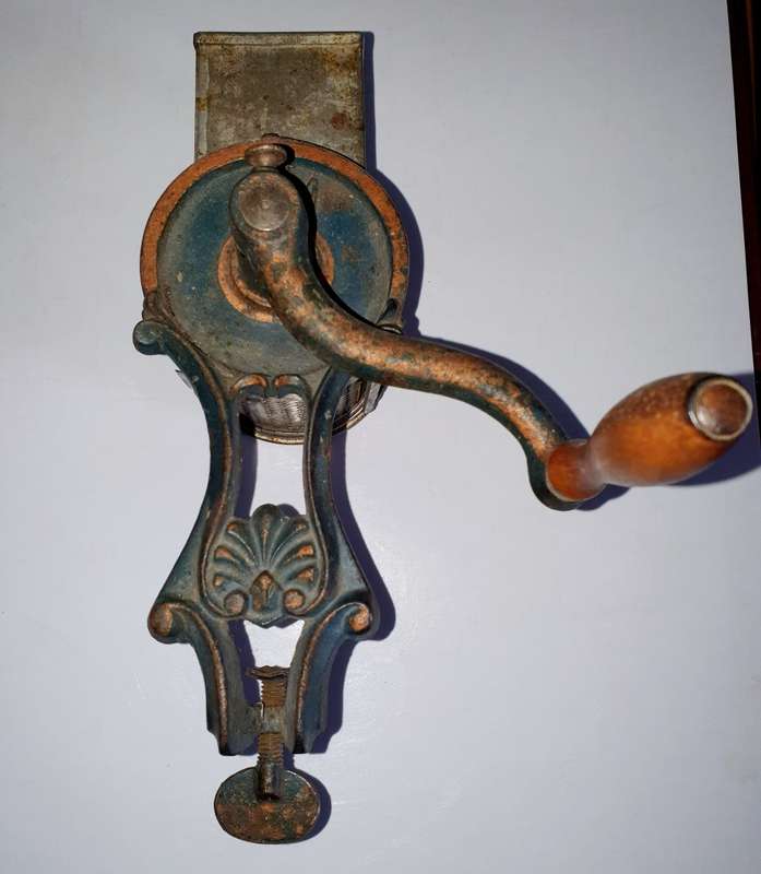 ANTIQUE CHEESE / FOOD GRATER. CAST IRON AND METAL. ORIGINAL AND WORKING !!