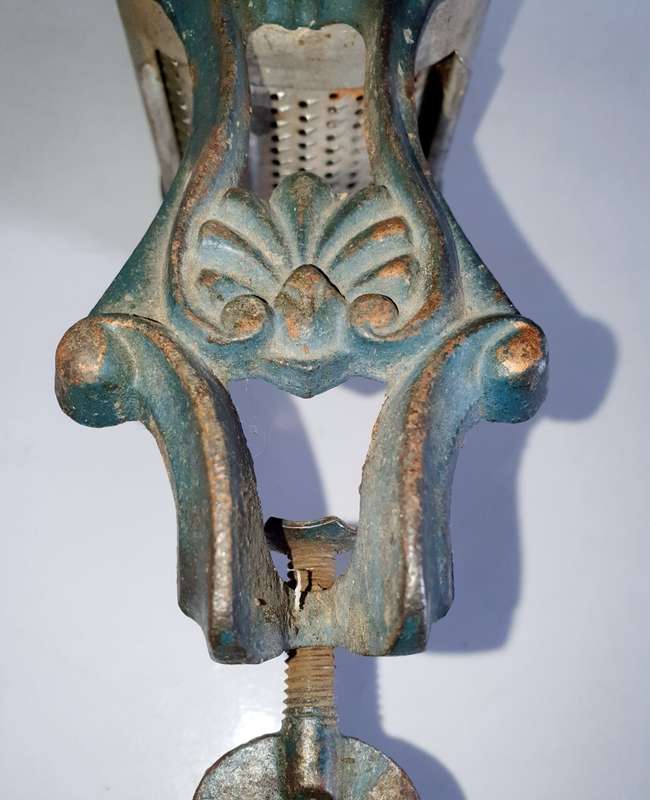ANTIQUE CHEESE / FOOD GRATER. CAST IRON AND METAL. ORIGINAL AND WORKING !!