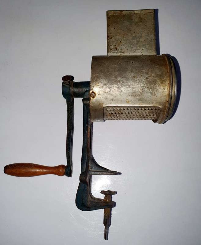 ANTIQUE CHEESE / FOOD GRATER. CAST IRON AND METAL. ORIGINAL AND WORKING !!