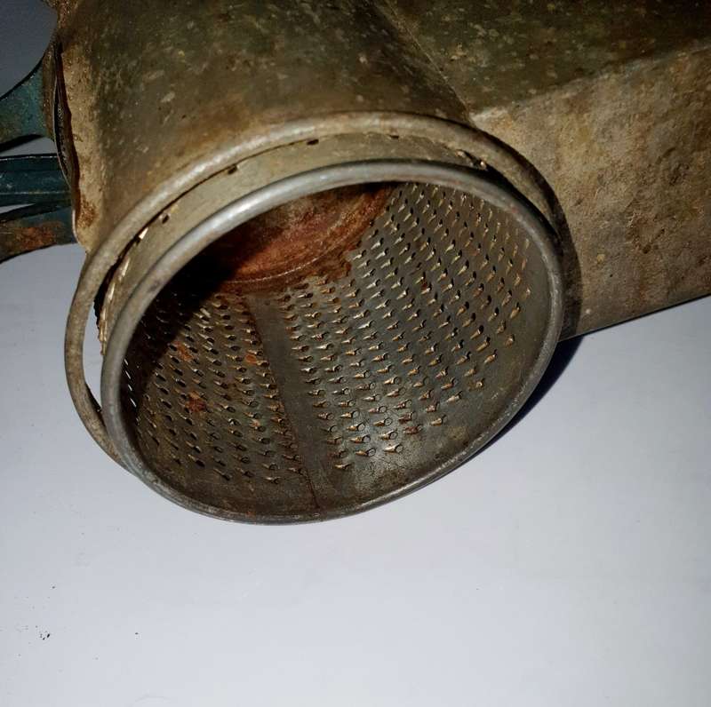 ANTIQUE CHEESE / FOOD GRATER. CAST IRON AND METAL. ORIGINAL AND WORKING !!