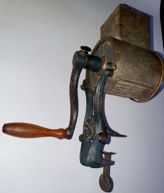 ANTIQUE CHEESE / FOOD GRATER. CAST IRON AND METAL. ORIGINAL AND WORKING !!