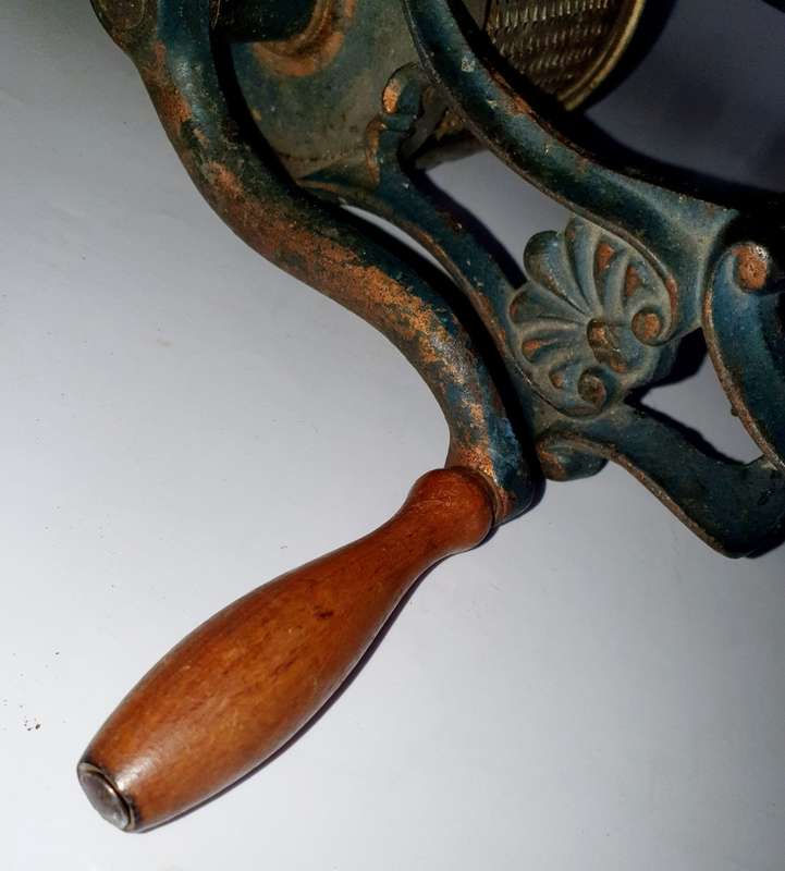 ANTIQUE CHEESE / FOOD GRATER. CAST IRON AND METAL. ORIGINAL AND WORKING !!