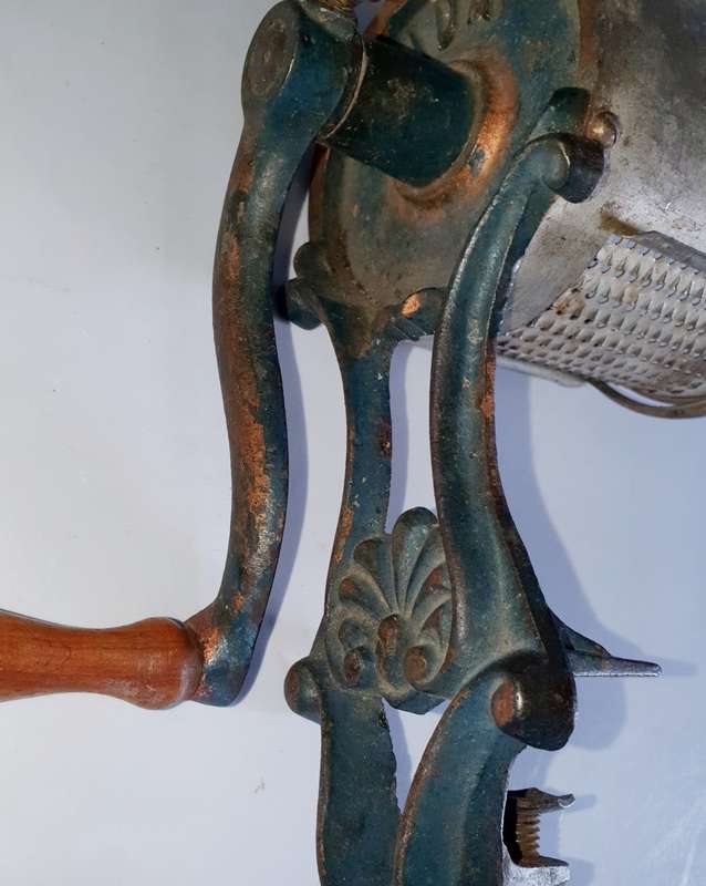 ANTIQUE CHEESE / FOOD GRATER. CAST IRON AND METAL. ORIGINAL AND WORKING !!