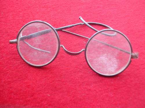 1910 WIRE FRAME READING GLASSES.
