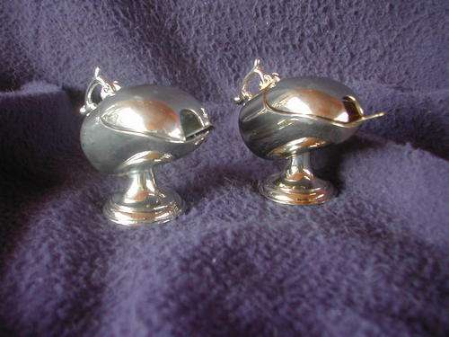 VINTAGE.SALT AND PEPPER HOLDERS WITH SPOONS.SILVER.epns.