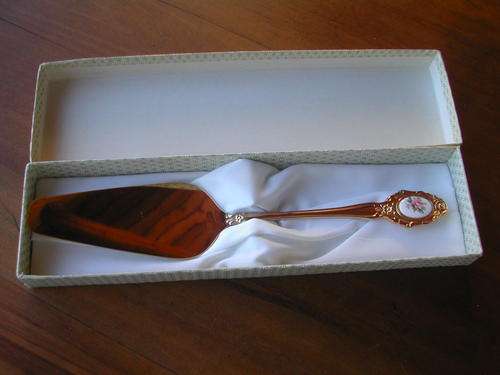 ANTIQUE 24CARAT GOLD PLATED CAKE LIFTER WITH PORCELAIN INLAY!!! COLLECTORS DREAM!!