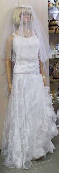 Larger size Wedding dress - Top, skirt & veil - Top needs new zip and needs to be cleaned - 2nd Hand