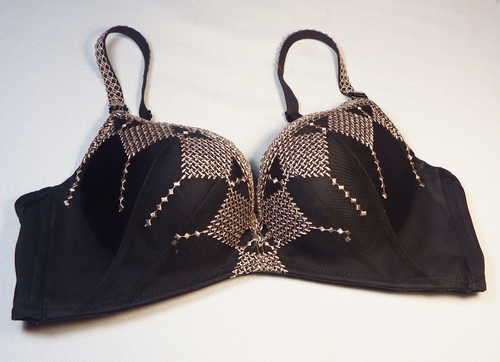 Beautiful black embroidery bra - Size: 32A