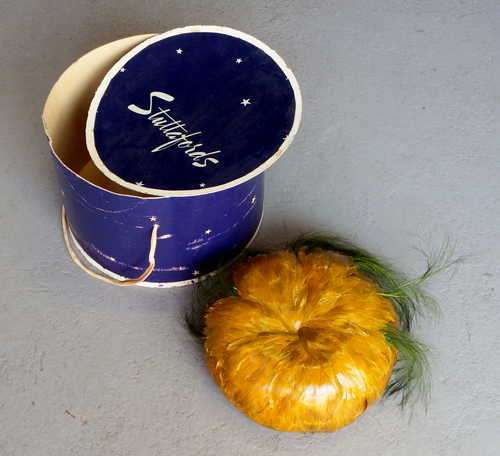 Vintage hat still in box - Modes de Paris - Green feather hat in Stuttafords box