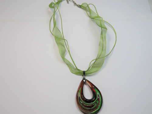 Glass pendant choker necklace
