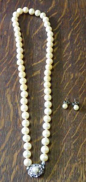 Costume jewellery necklace and earrings set