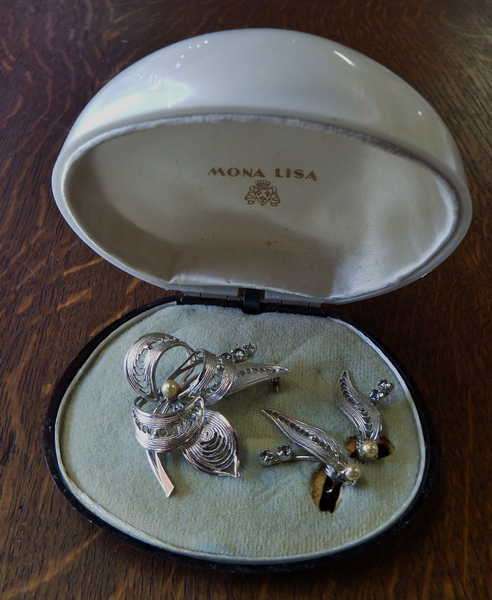 Costume jewellery brooch and earrings set - 1 stone missing