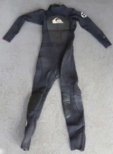 Quiksilver wet suit - Size 8/146