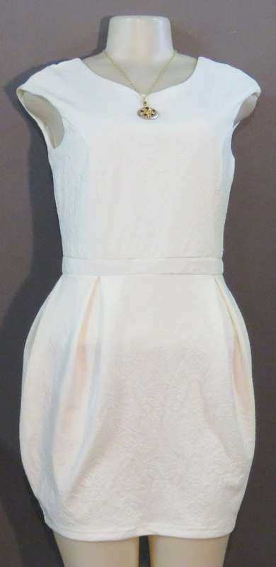 Brand new Genesis dress size 32 - Lined - 95% Polyester - 5% Spandex - Jewellery not included