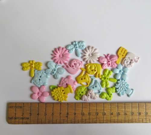 Lot of 20 different garden theme buttons - Pastel colours