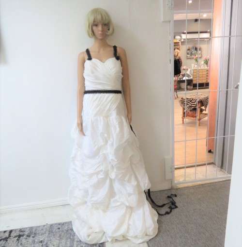 Wedding dress with black lace - Size: adjustable - Length: 135cm