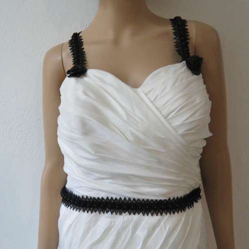 Wedding dress with black lace - Size: adjustable - Length: 135cm