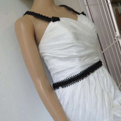 Wedding dress with black lace - Size: adjustable - Length: 135cm