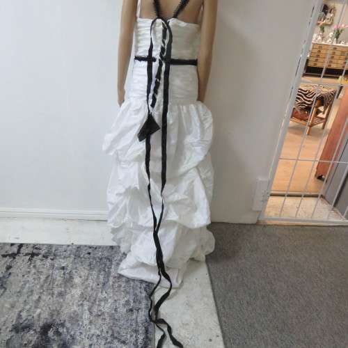 Wedding dress with black lace - Size: adjustable - Length: 135cm