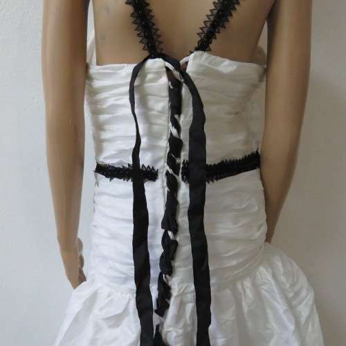 Wedding dress with black lace - Size: adjustable - Length: 135cm