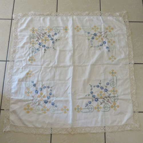 Small vintage embroidered tablecloth - Size 94 x 94 cm