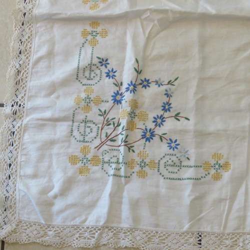 Small vintage embroidered tablecloth - Size 94 x 94 cm