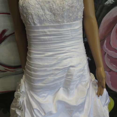 Beautiful wedding dress - Used Once - Needs a clean at bottom - Sizes shown in pictures