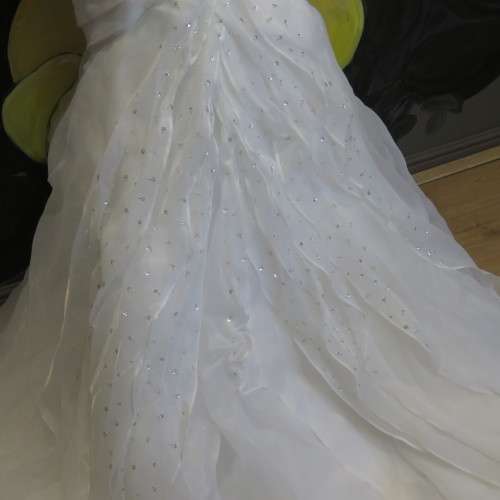Beautiful wedding dress - Like New - Sizes shown in pictures