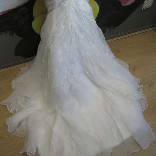 Beautiful wedding dress - Like New - Sizes shown in pictures
