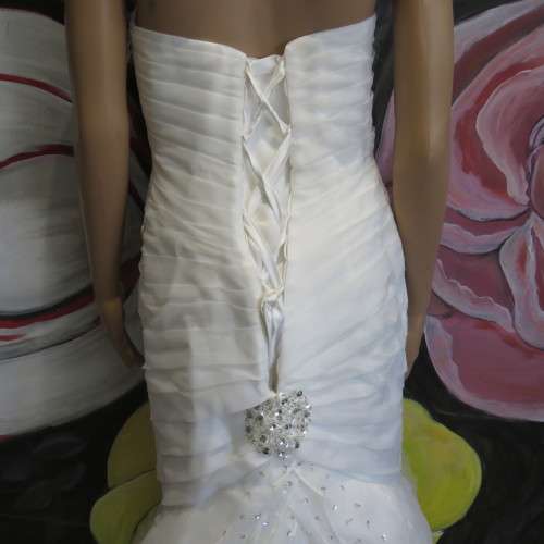 Beautiful wedding dress - Like New - Sizes shown in pictures