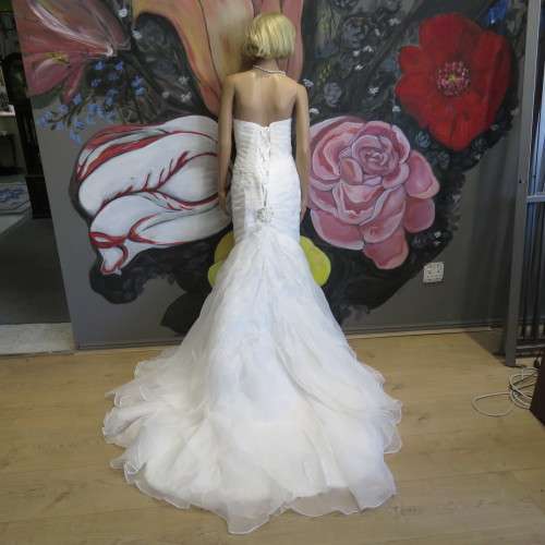 Beautiful wedding dress - Like New - Sizes shown in pictures