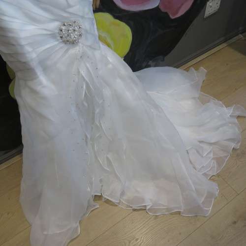 Beautiful wedding dress - Like New - Sizes shown in pictures