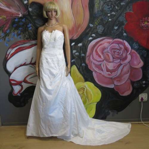 Beautiful Bride and Co. wedding dress - Like new - Sizes shown in pictures