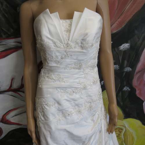 Beautiful Bride and Co. wedding dress - Like new - Sizes shown in pictures