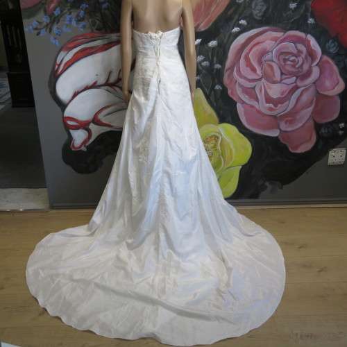 Beautiful Bride and Co. wedding dress - Like new - Sizes shown in pictures