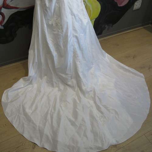 Beautiful Bride and Co. wedding dress - Like new - Sizes shown in pictures