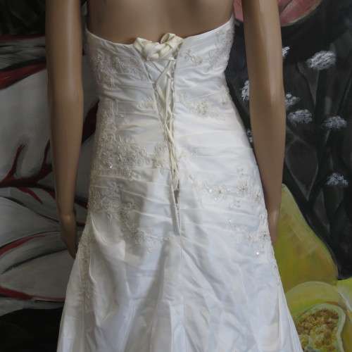 Beautiful Bride and Co. wedding dress - Like new - Sizes shown in pictures