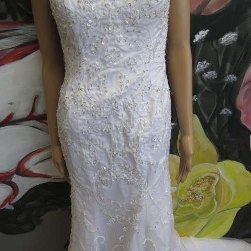 Beautiful wedding dress - Used once - Sizes shown in pictures