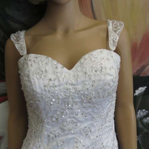 Beautiful wedding dress - Used once - Sizes shown in pictures