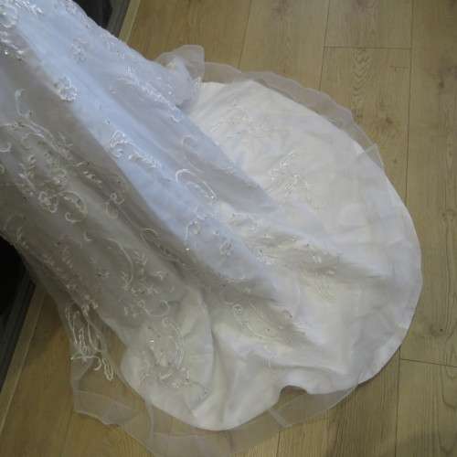 Beautiful wedding dress - Used once - Sizes shown in pictures