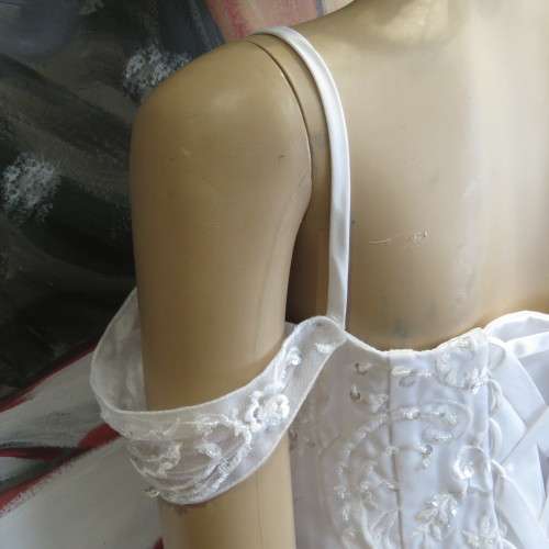 Beautiful wedding dress - Used once - Sizes shown in pictures