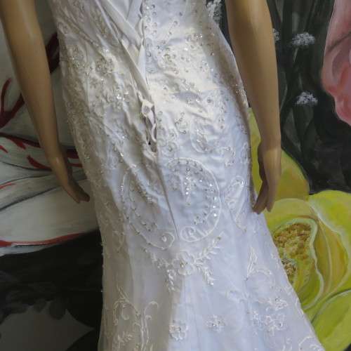 Beautiful wedding dress - Used once - Sizes shown in pictures