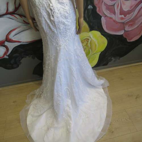 Beautiful wedding dress - Used once - Sizes shown in pictures